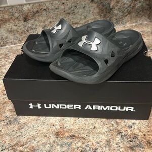 Under Armour Boys Black Slide Sandals Y5/W6 Slip-On Pool Beach Locker Gym Sporty